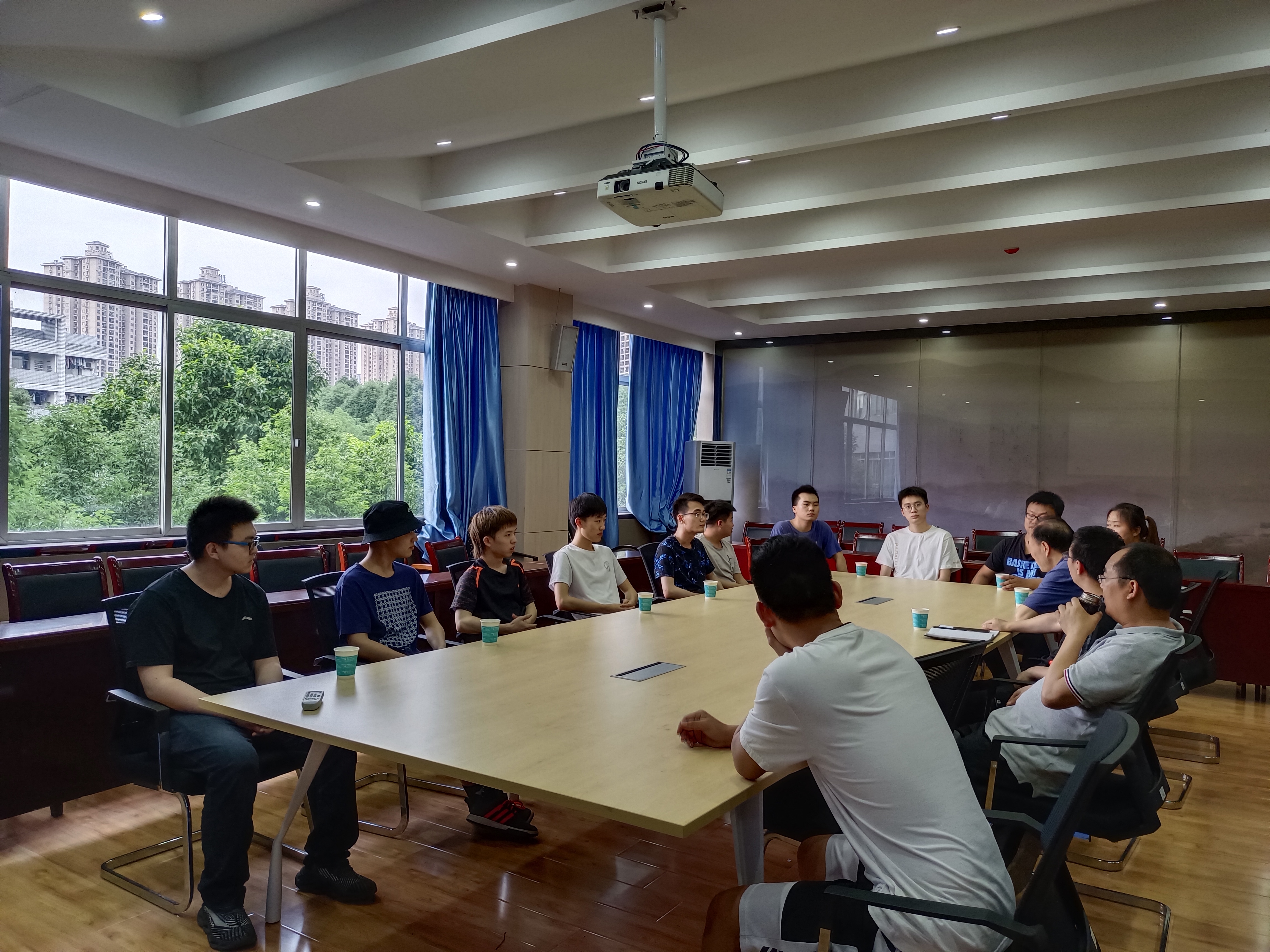 1624065050294027650.jpg 困难员工慰问座谈 (1).jpg