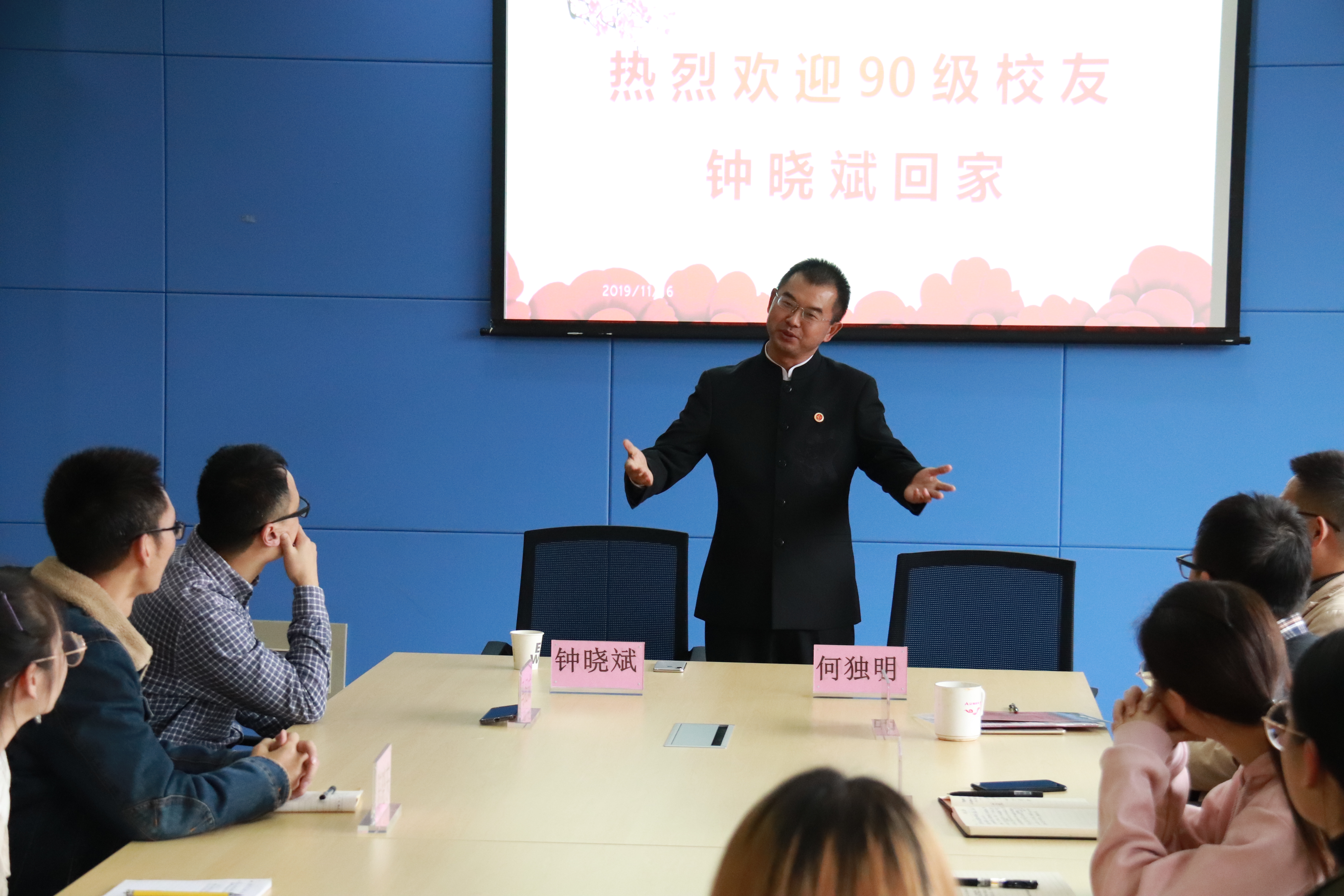 1574129863776004305.jpg 公司90级员工钟晓斌回校座谈会顺利举行1.jpg