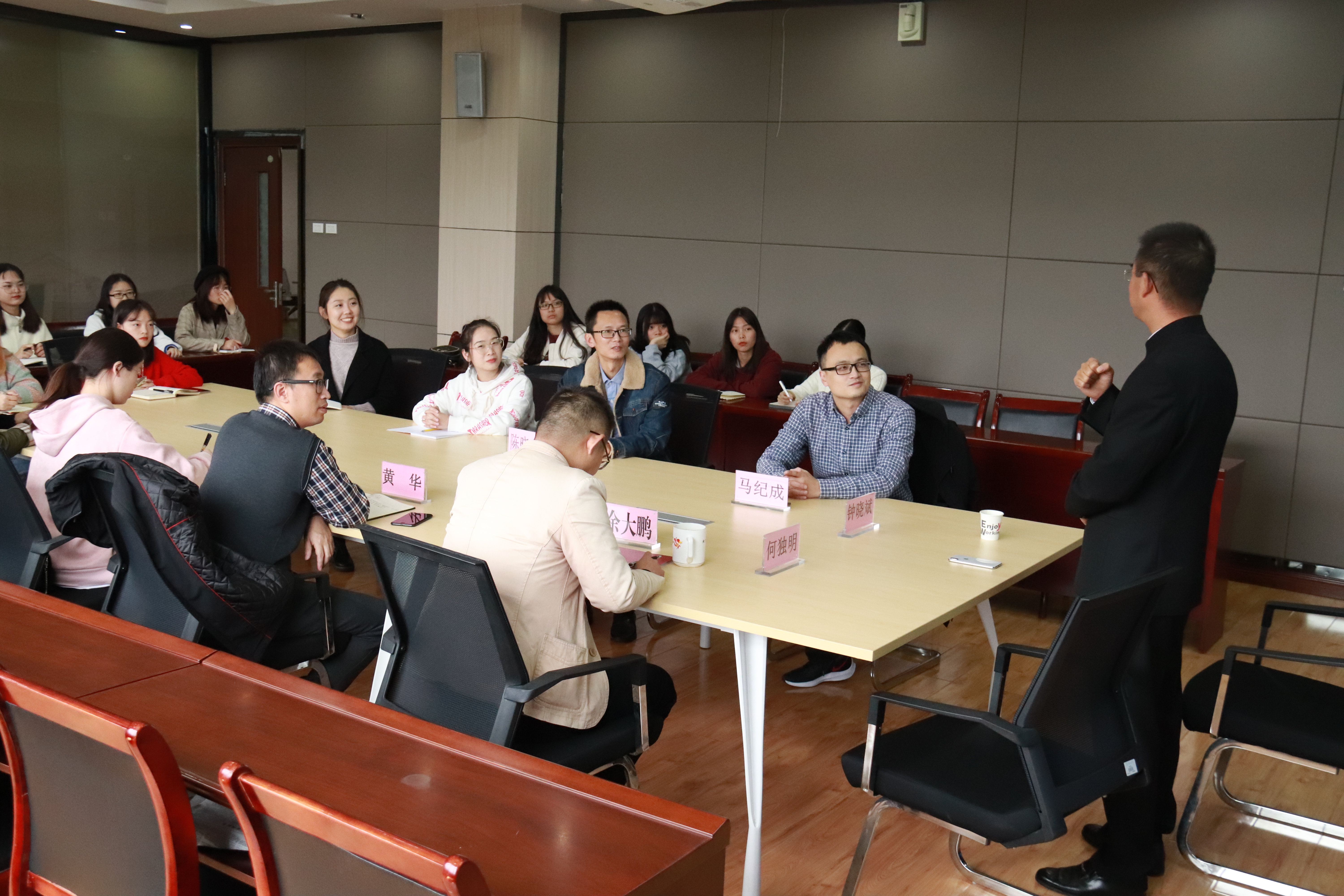 1574129900962047891.jpg 公司90级员工钟晓斌回校座谈会顺利举行2.jpg